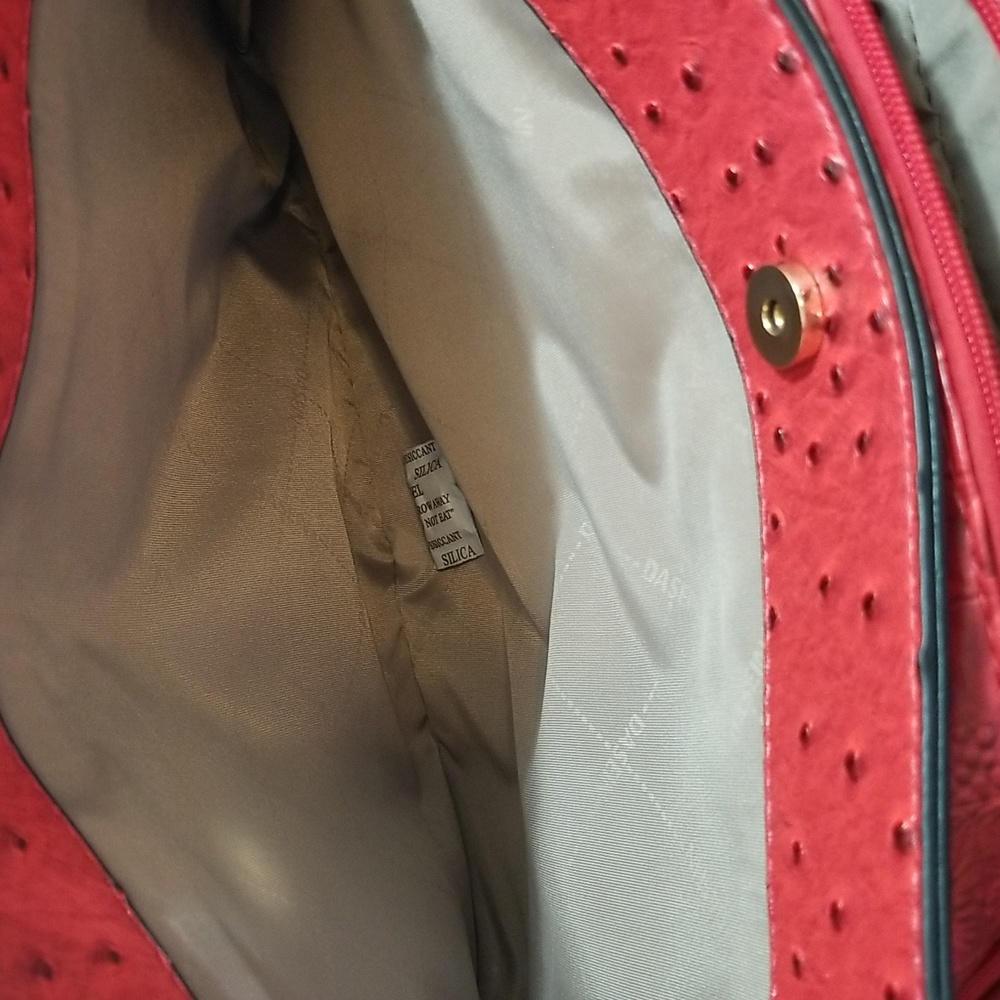 ⛔️SOLD⛔️NWOT Red tote bag in faux ostrich with matching clutch & dust bag - Picture 12 of 16